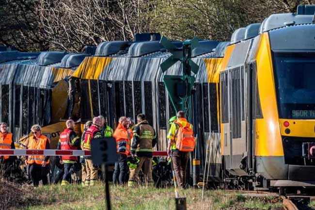 ඩෙන්මාර්කයේ දුම්රිය දෙකක් මුහුණට මුහුණ ගැටෙයි 