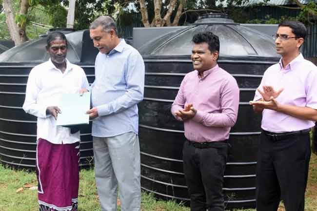වවුනියාවේ අඩු ආදායම්ලාභී පවුල් වෙත වැසි ජල ටැංකි