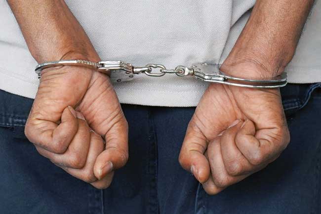 පුපුරණ ද්‍රව්‍ය තොගයක් සමඟ පුද්ගලයෙක් අත්අඩංගුවට 