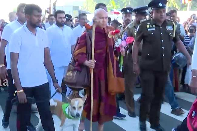 සාම පා ගමනට ගෞරව දැක්වීම සඳහා මාර්ගයේ දෙපස සිටින ජනතාවගෙන් ඉල්ලීමක්