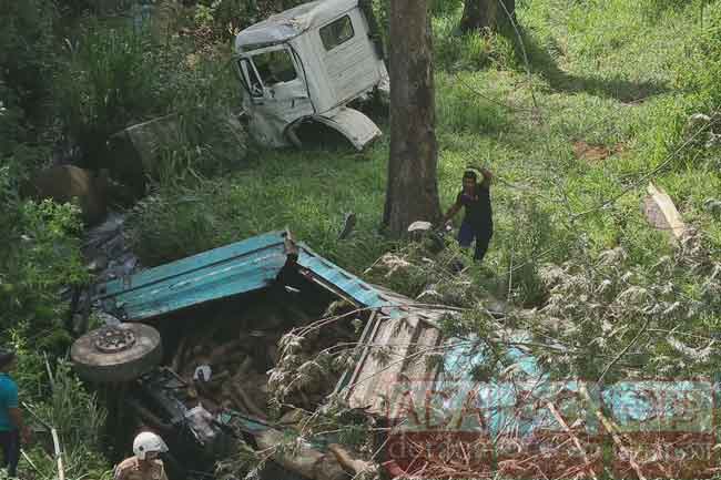 දර ප්‍රවාහනයකළ ලොරි රථයක් ප්‍රපාතයකට පෙරළී බිහිසුණු අනතුරක්