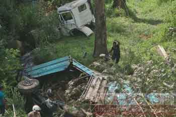 දර ප්‍රවාහනයකළ ලොරි රථයක් ප්‍රපාතයකට පෙරළී බිහිසුණු අනතුරක්