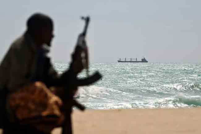 කොල්ලකරුවන් පැහැරගත් නෞකාවක ශ්‍රී ලාංකිකයෙකුත් සිටින බවට තොරතුරු 