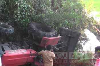 ට්‍රැක්ටර් රථයක් පෙරළී තරුණයෙකු මරුට