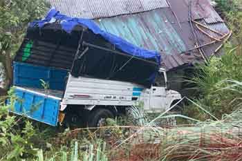 වේගෙයන් ආ බොලෙරෝ වර්ගයේ රථයක් නිවසක් මතට පෙරළෙයි -  තිදෙනෙකුට තුවාල