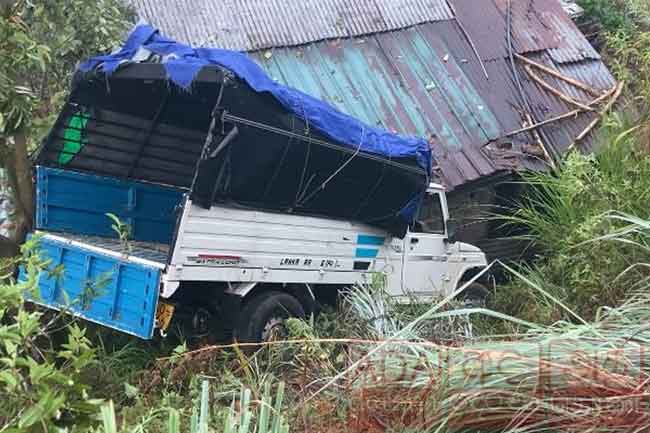 වේගෙයන් ආ බොලෙරෝ වර්ගයේ රථයක් නිවසක් මතට පෙරළෙයි -  තිදෙනෙකුට තුවාල