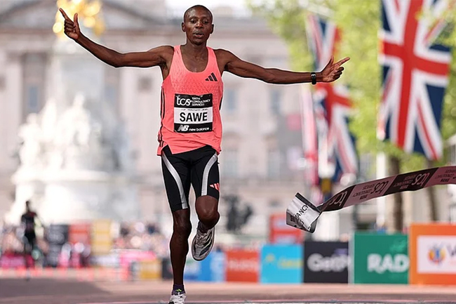 ලන්ඩන් මැරතන් තරගයේදී පැය දෙකේ සීමාව බිඳ දමමින් සාවේ ඉතිහාසය අලුත් කරයි