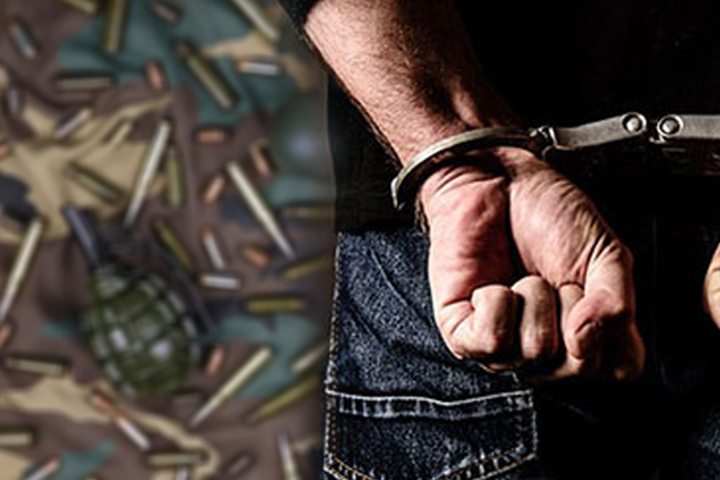 අත්බෝම්බයක් සහ පතරොම් සමග හිටපු යුද සෙබළා අත්අඩංගුවට