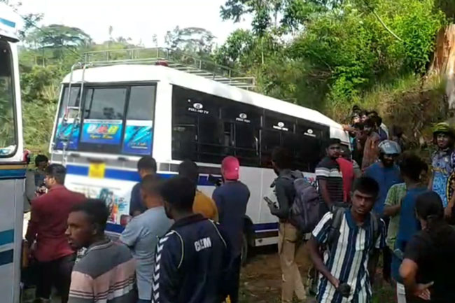 පාසල් ළමුන් ප්‍රවාහනය කළ බස් රථයක් අනතුරක - සිසුන් 34ක් රෝහලට 