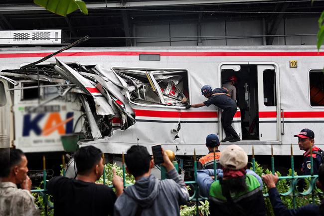 ඉන්දුනීසියාවේ බිහිසුණු දුම්රිය අනතුරක්