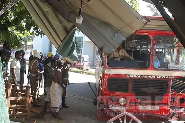 බස් රියදුරුට ඇති වූ හදිසි අසනීප තත්ත්වයක් හේතුවෙන් ගාලු පාරේ අනතුරක්