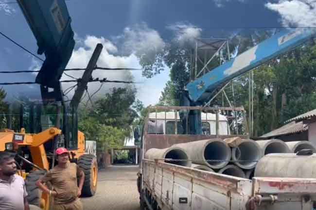 බූම් ට්‍රක් රථයක් විදුලි රැහැනක ගැටී දෙදෙනෙකු රෝහල් ගත කරයි 