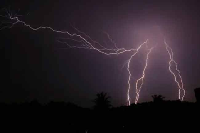 දිස්ත්‍රික්ක 11කට ප්‍රබල අකුණු - කාලගුණයෙන් අනතුරු ඇඟවීමක් 