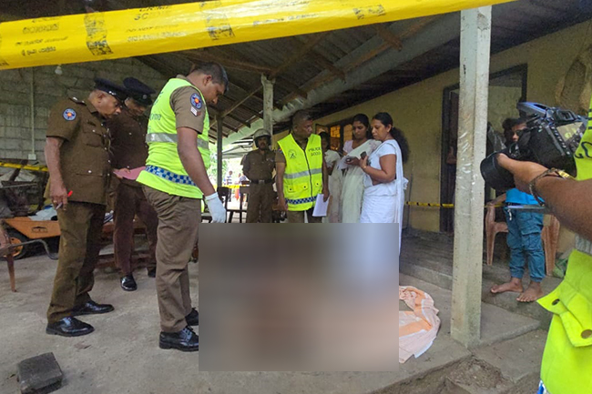 අබිරහස් ලෙස මිය ගිය මහා භාණ්ඩාගාර නිලධාරියාගේ පශ්චාත් මරණ පරීක්ෂණය -  අධිකරණ වෛද්‍යවරුන් 4ක ගෙන් යුත් මණ්ඩලයක්