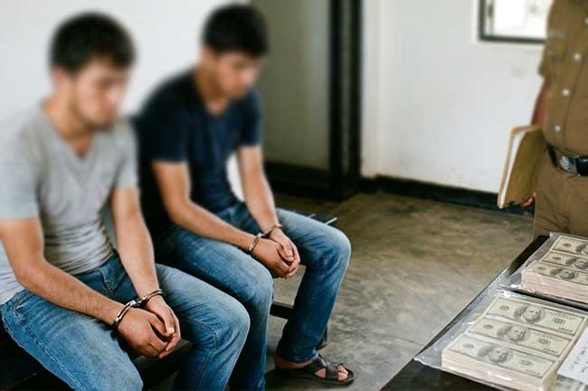 ව්‍යාජ ඩොලර් සමඟ විදේශිකයින් දෙදෙනෙකු අත්අඩංගුවට