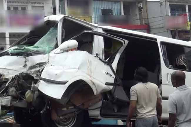 දක්ෂිණ අධිවේගී මාර්ගයේ අනතුරක් - දහයක් රෝහලේ