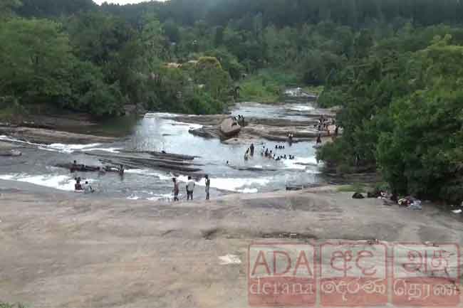 ගල්පොත්ත ඇල්ල කුණු කසළ ගොඩ ගැසී අපිරිසිදු වෙයි.