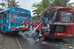 පාසල් ළමුන් ප්‍රවාහනය කළ බස් රථයක් හා ලංගමයක් බිහිසුණු අනතුරක