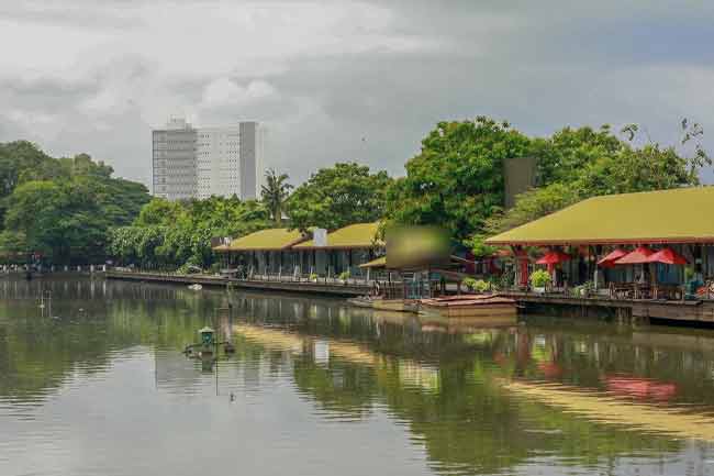 කොළඹ පාවෙන වෙළඳ සංකීර්ණය අපායක්වී ඇති බව එරංග කියයි 