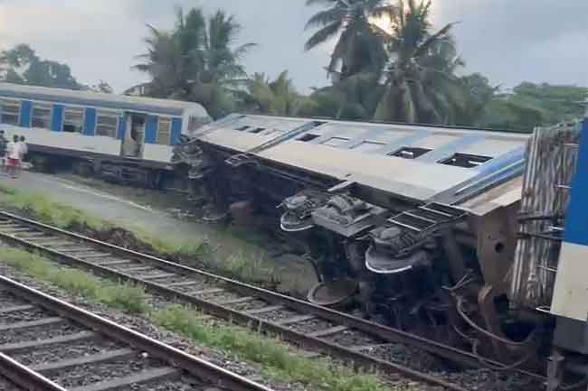 වනවාසල සහ හුණුපිටිය අතර දුම්රියක් පීලි පැන මැදිරියක් පෙරළෙයි