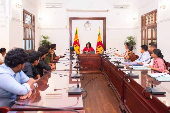 අගමැතිනිය විශ්වවිද්‍යාල සිසුන්ට දුන් පොරොන්දුව 