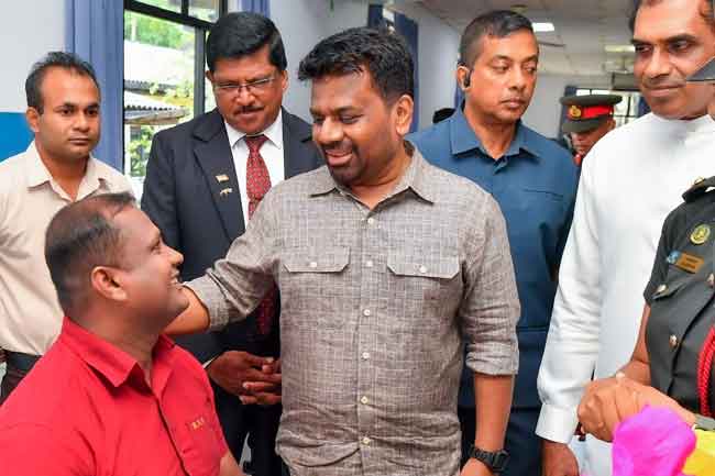 ජනපති රණවිරු සෙවණේ ප්‍රතිකාර ලබන සෙබළුන්ගේ සුවදුක් විමසයි