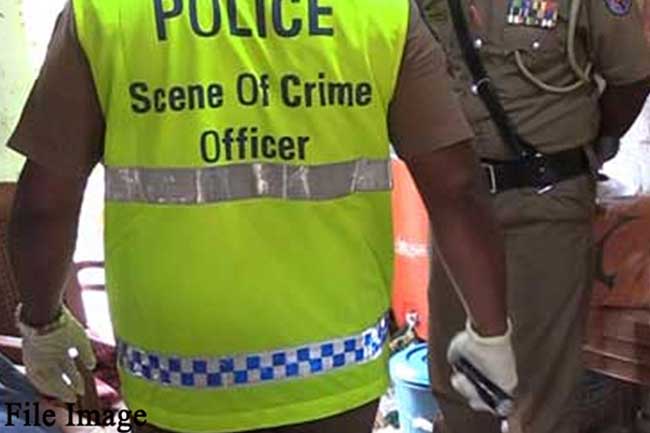 ලේ පැල්ලම් සහිතව මියගිය අයෙකුගේ සිරුරක් පාළු නිවසක් තුළ