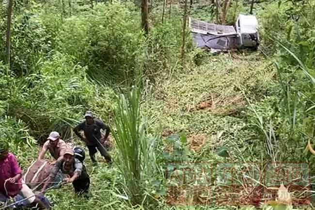 ලොරි රථයක් අඩි 250ක් ප්‍රපාතයට පෙරළෙයි