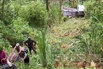 ලොරි රථයක් අඩි 250ක් ප්‍රපාතයට පෙරළෙයි