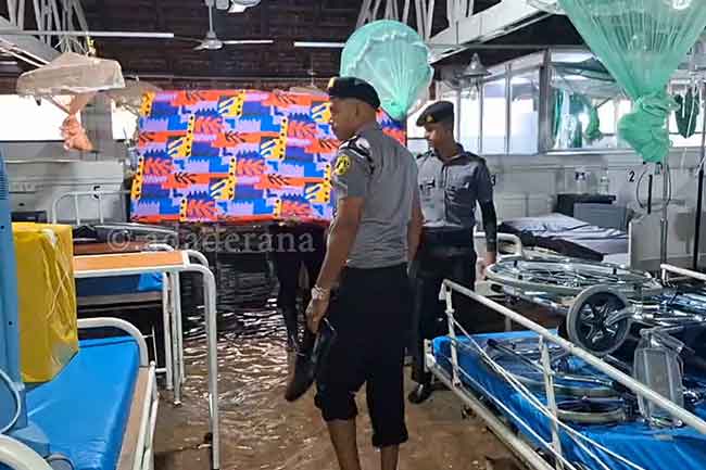 අධික වැසි හමුවේ හලාවත රෝහලේ වාට්ටු 3ක් ජලයෙන් යටවෙයි