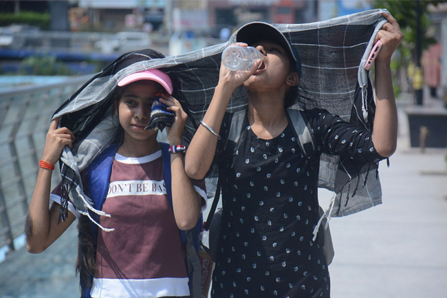 දැඩි උෂ්ණාධික කාලගුණය ඉන්දියාවේ 16 දෙනෙකුට දිවි අහිමි කරයි