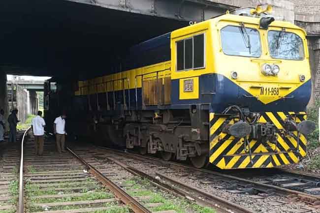 හික්කඩුව බලා ධාවනය වන සීඝ්‍රගාමී දුම්රියේ එන්ජිම පීලි පනී