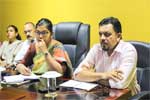 ළමා ආරක්ෂක අධිකාරියේ නිලධාරින් සහ අමාත්‍යවරිය අතර සාකච්ඡාවක්