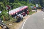 බස් රථයක් පෙරළී 26කට තුවාල