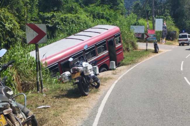 බස් රථයක් පෙරළී 26කට තුවාල