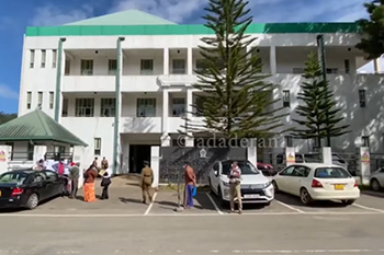 මරණ දඬුවම හිමිවූ සිරකරුවෙක් වස පානය කරයි