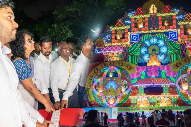 වෙසක් පොහොය නිමිත්තෙන් අග්‍රාමාත්‍යවරිය අතින් විවෘත වූ තොරණ 