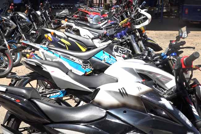 ජනතාවට කරදරයක් වුණු බයික් 50ක් පොලිස් භාරයට 