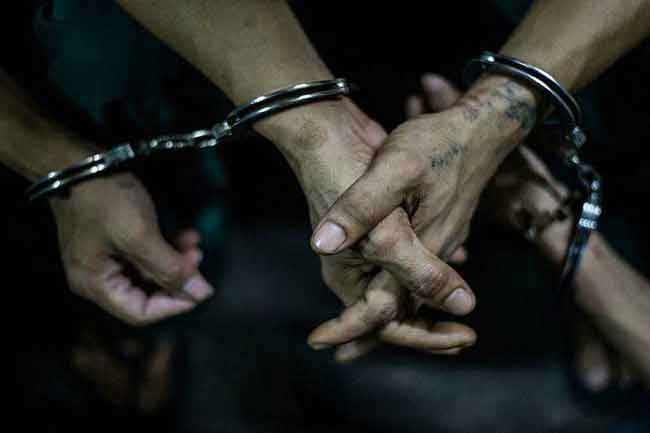 පුරාවස්තු කැණීම් කළ තිදෙනෙක් බඩුත් එක්කම මාට්ටු
