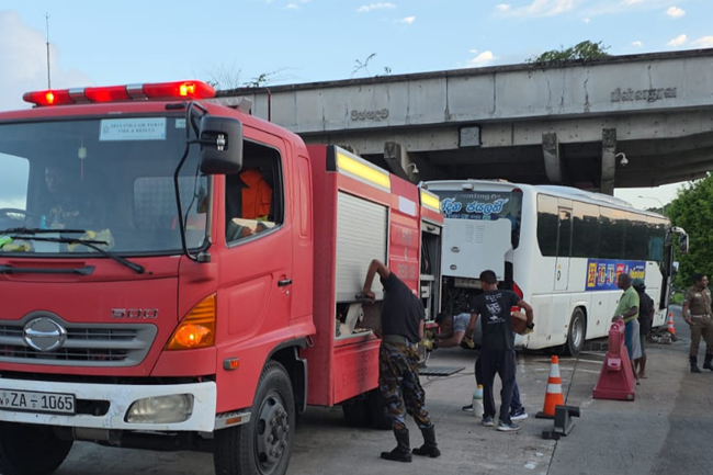 අධිවේගයේ පින්නදූවෙන් පිටවෙන්න ගිය බස්රථය කණුවක ගැට