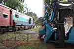 දුම්රියක ත්‍රිරෝද රථයක් ගැටී දෙදෙනෙකු මරුට