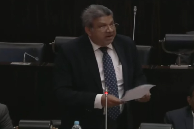 විනිසුරුවරුන්ගේ විශ්‍රාම වයස ගැන තීන්දුවක් අරගෙන නෑ - ඇමති හර්ෂණ