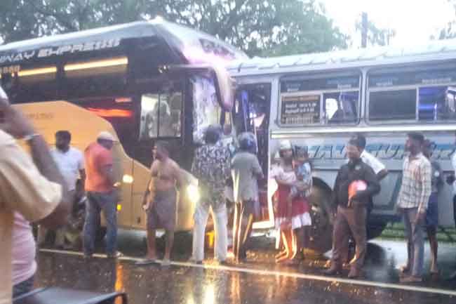 ලුණුගම්වෙහෙරේදී බස්රථ දෙකක් මුහුණට මුහුණ ගැටී අනතුරක්
