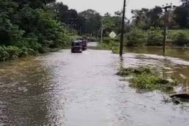 කුඩා ගඟ අවට සුළු ගංවතුර තත්ත්වයක් 