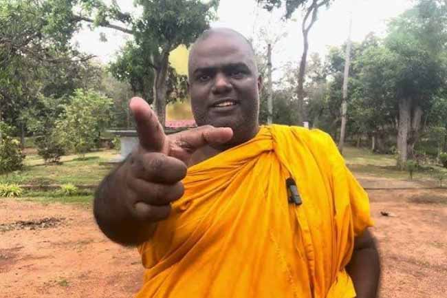 ශාසනයෙන් නෙරපූ රාජාංගනේ සද්ධාරතනට පහරදීමක්