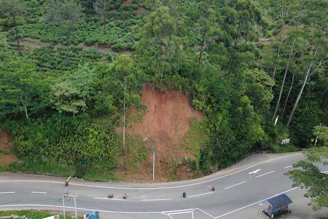 හැටන් - නුවරඑළිය ප්‍රධාන මාර්ගයේ වාහන ධාවනය එක් මංතීරුවකට සීමා වෙයි
