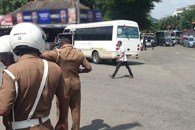 මහනුවර උමං මගින් නොගිය මගීන්ට වැඩවරදී