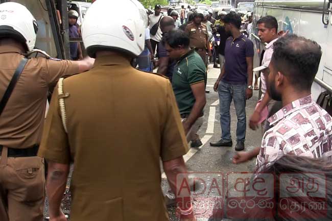 පාසල් වෑන් රථයක් හා බසයක් මුහුණට මුහුණ ගැටෙයි - සිසුන් 17ක් රෝහලට 