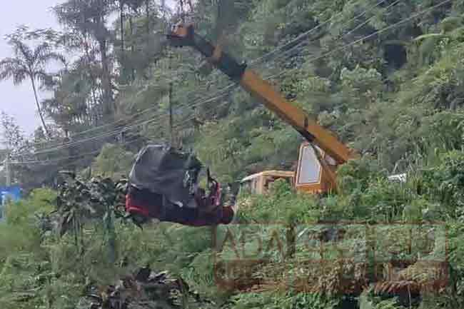 ත්‍රීරෝද රථයක් අඩි 100ක ප්‍රපාතයකට පෙරලෙයි