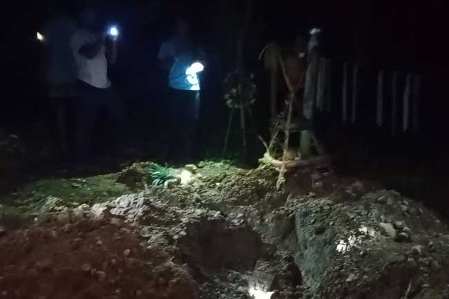තරුණයින් දෙදෙනෙකු මිහිදන් කළ වළ හාරා තොවිලයක් නැටූ පිරිස සොයා විමර්ශන